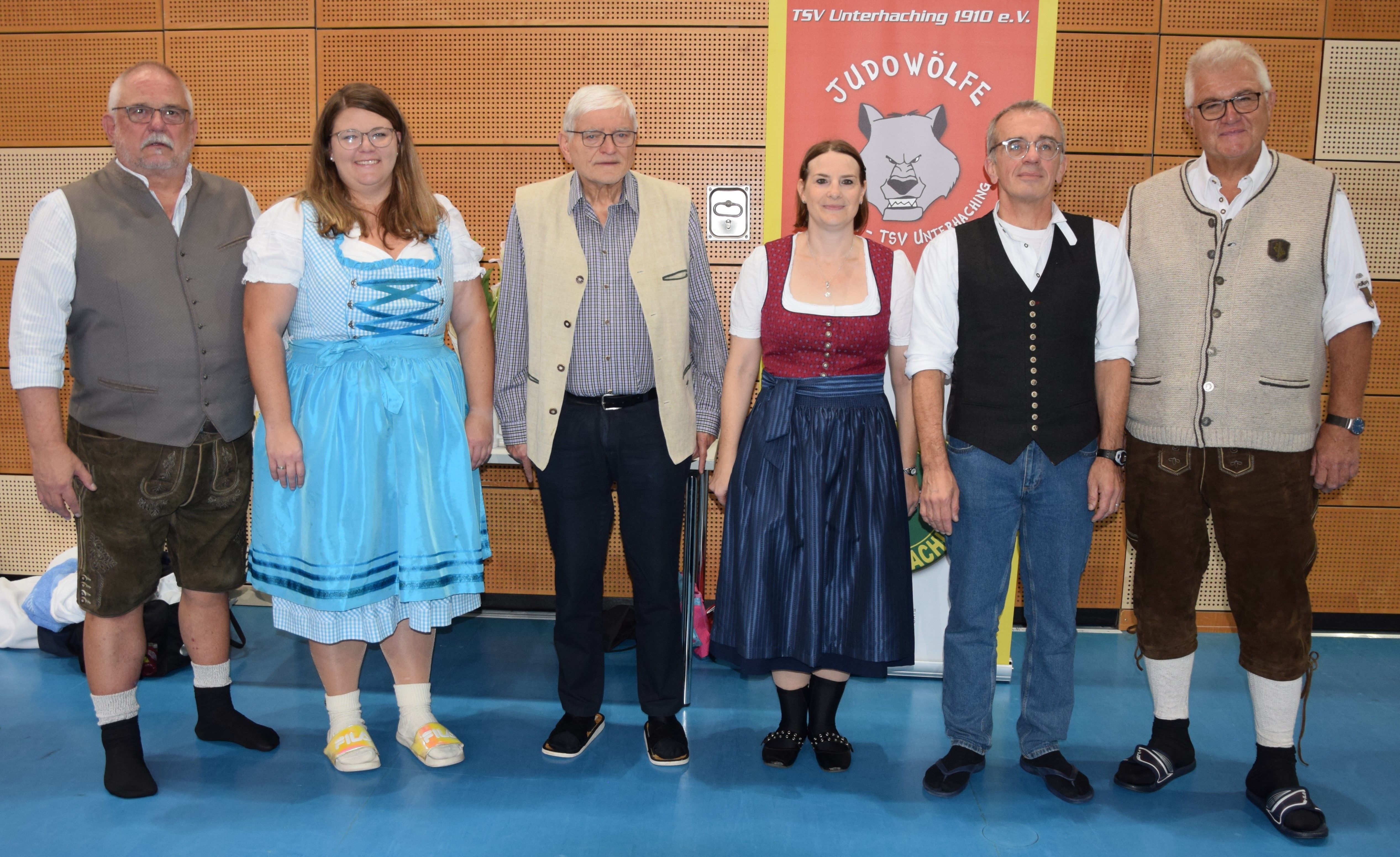 Die Kampfrichter ausnahmsweise in Dirndl, Lederhose und Trachtenhemd