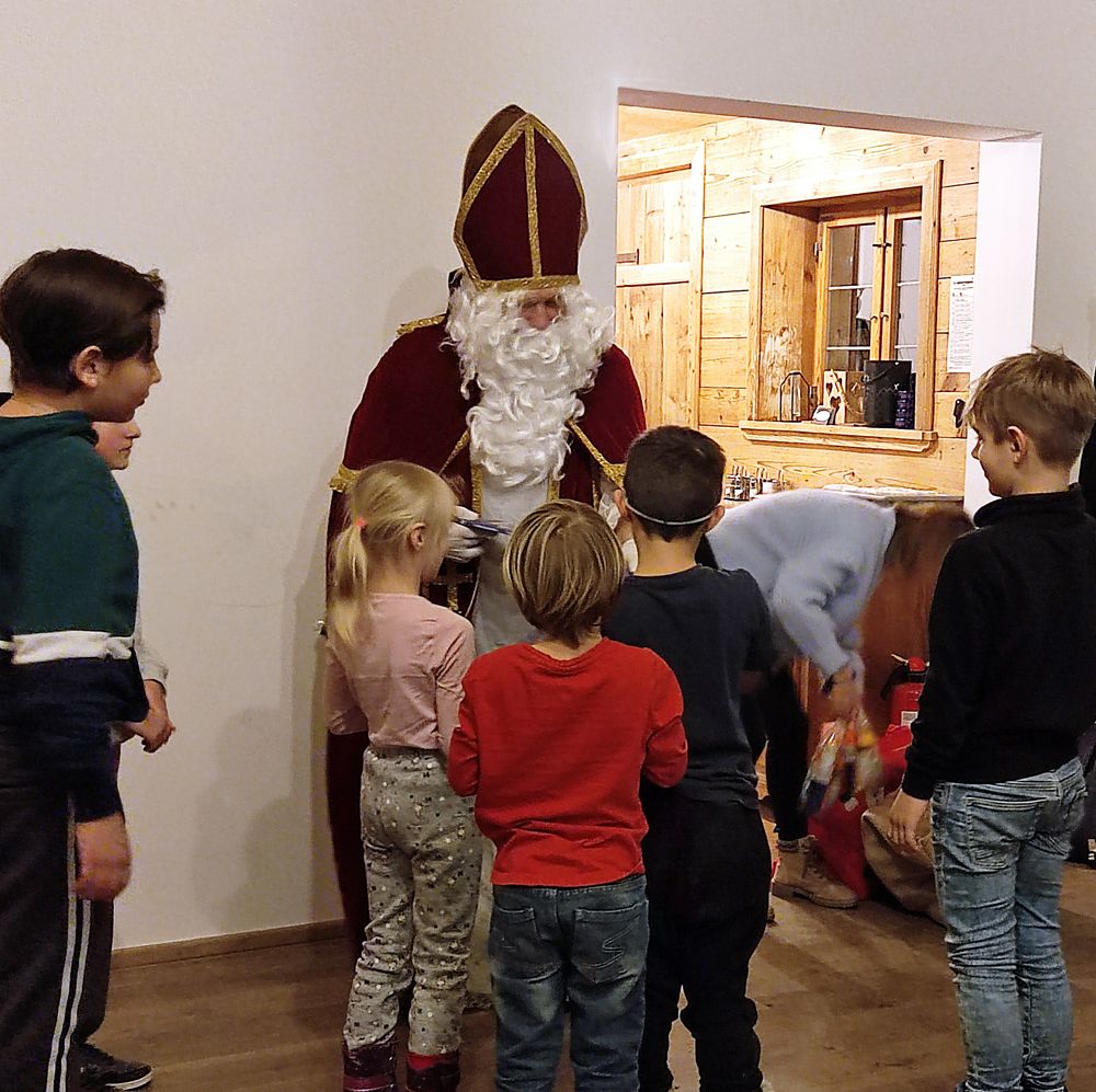 Kinder treffen den Nikolaus