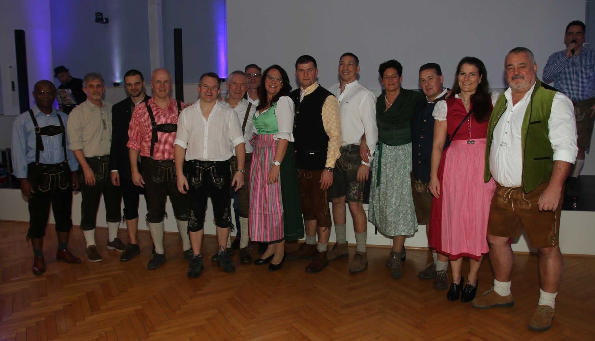 In Dirndl und Lederhosn ging es zum bayerischen Abend.