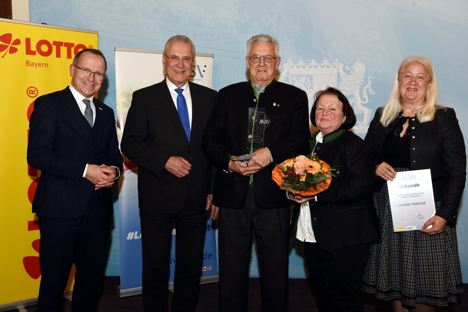 Bei der Preisverleihung (v.l.): BLSV-Präsident Jörg Ammon, Sportminister Joachim Herrmann, Ludwig Tradler, Ehefrau Maria und BLSV-Bezirksvorsitzende Claudi Daxenberger.